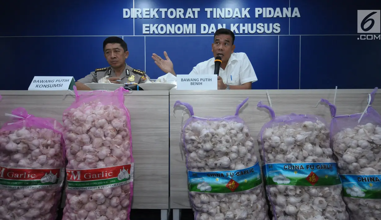 Wadir Tipideksus Bareskrim Polri, Kombes Pol Daniel Tahi Monang Silitonga (kanan) memberi keterangan saat rilis penyalahgunaan distribusi bawang putih impor di Jakarta, Kamis (31/5). DirTipideksus mengamankan 30.000 ton. (Liputan6.com/Helmi Fithriansyah)