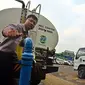 Petugas mengisi air bersih kedalam truk tangki di Distribution Center Reservoir milik PT Palyja di Jakarta.(Antara)