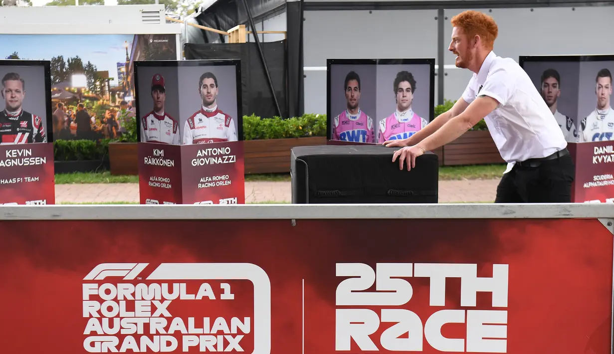 Pekerja mengepak peralatan setelah Formula 1 Australia dibatalkan di Melbourne, Jumat (13/3/2020). Penyelenggara Grand Prix Australia, Formula 1 dan FIA telah sepakat untuk membatalkan balap F1 Australia. (William WEST/AFP)
