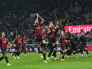 Para pemain AC Milan merayakan kemenangan usai pertandingan pekan ke-28 Serie A Italia 2025/2026 melawan Inter Milan, di Stadion San Siro, Minggu 8 Maret 2026 waktu setempat atau Senin (9/3/2026) dini hari WIB. AC Milan berhasil memenangi Derby della Madonnina. (AP Photo/Antonio Calanni)