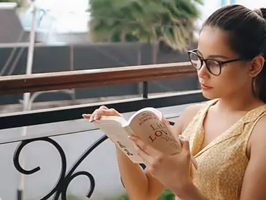 Sosok Yunita Siregar, tentu sangat familiar bagi pecinta layar kaca. Sudah berkarier sejak tahun 2010 lalu, dirinya banyak menghiasi layar kaca dengan berbagai perannya di FTV. Selain itu ia juga banyak bermain sinetron dan film. (Liputan6.com/IG/@yunitasiregar)
