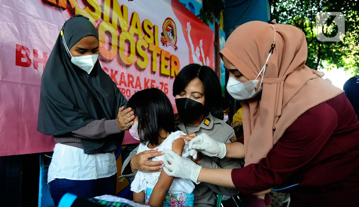 Seorang anak disuntik vaksin COVID-19 saat vaksinasi yang diselenggarakan Polsek Pasar Minggu, dalam rangka HUT Bhayangkara Ke-76 di Balai RW 02, Jati Padang, Jakarta Selatan, selasa (28/6/20222). (merdeka.com/Arie Basuki)