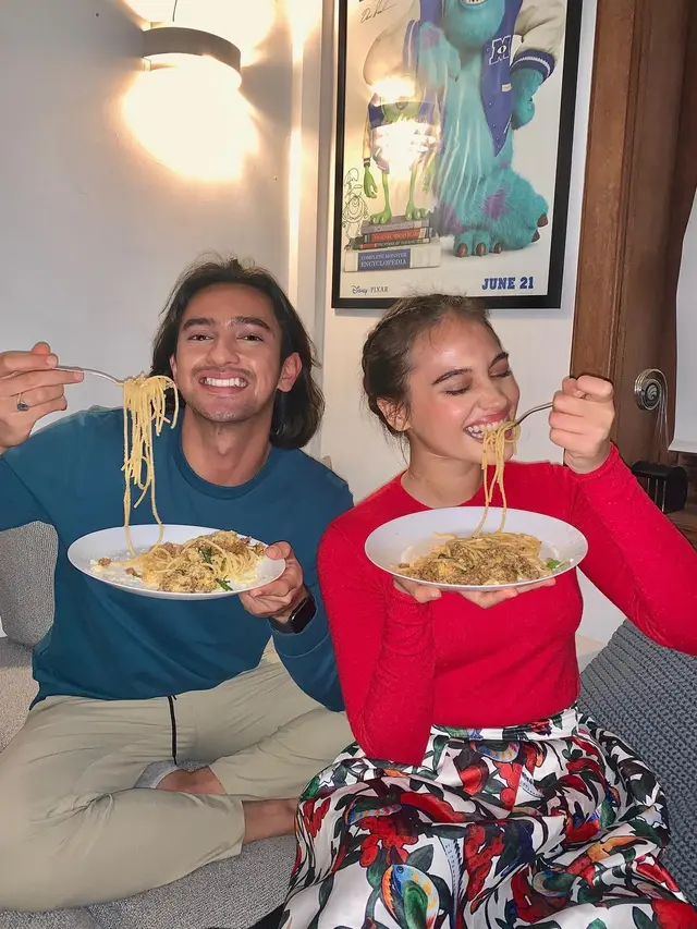 Main Film Bareng, Ini 7 Momen Kebersamaan Omar Daniel dengan Aurora Ribero