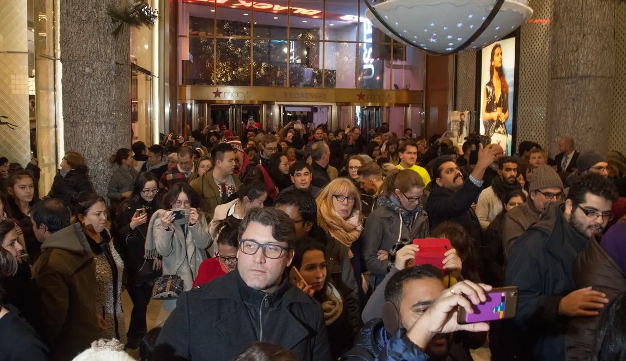 Keramaian pengunjung selama perayaan Black Friday di Macy Herald Square, New York, Kamis (23/11). Black Friday adalah tradisi hari belanja terbesar tahunan di Amerika yang berlangsung sehari setelah hari Thanksgiving (Andy Kropa/AP Images for Macy's Inc.)