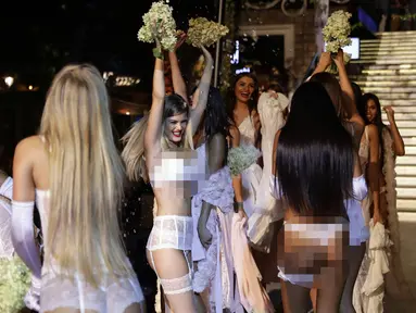 Sejumlah model bergembira saat tampil di lingerie fashion shows di kota Dbayeh di sebelah utara ibukota Lebanon Beirut (18/8). (AFP Photo/Joseph Eid)