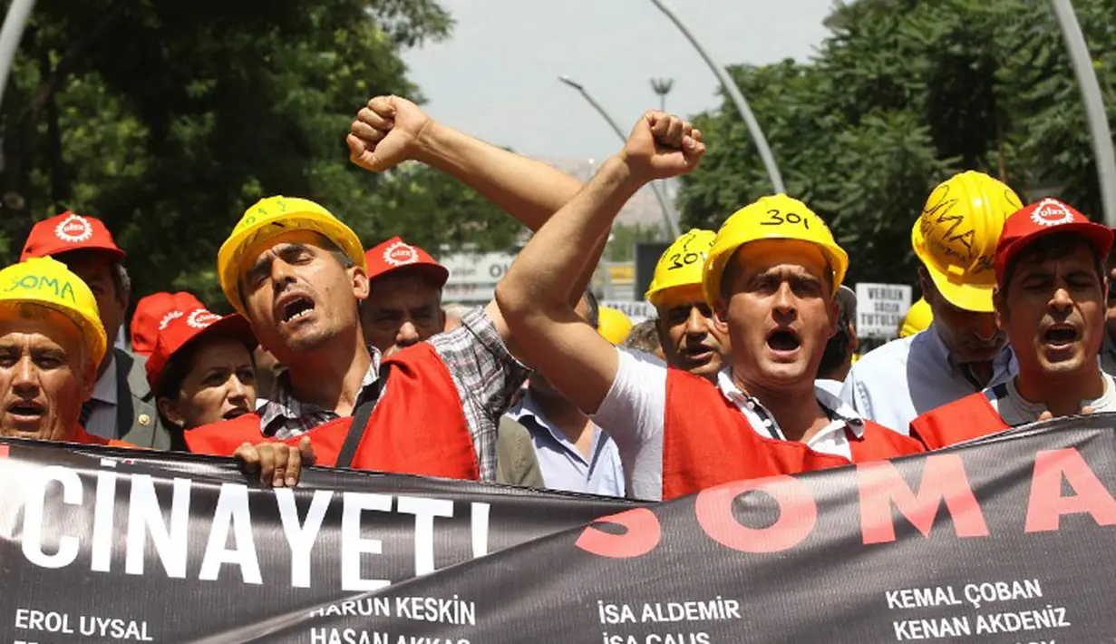 Dalam aksinya, mereka membawa spanduk yang berisi nama 301 korban tewas ledakan tambang di Soma, beberapa waktu lalu, Ankara, (16/7/2014). (AFP PHOTO/Adem Altan)