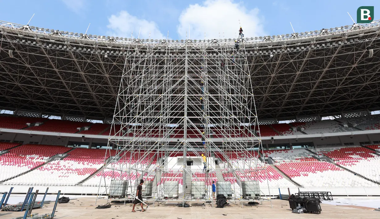 Pekerja melakukan bongkaran setelah konser Blackpink di Stadion Utama Gelora Bung Karno (SUGBK), Senin (13/3/2023). SUGBK merupakan salah satu dari enam venue yang ditetapkan untuk menggelar pertandingan Piala Dunia U-20 2023. (Bola.com/M Iqbal Ichsan)