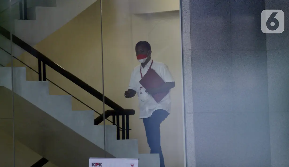 Ketua DPRD DKI Jakarta Prasetyo Edi Marsudi bersiap menjalani pemeriksaan di halaman Gedung Komisi Pemberantasan Korupsi (KPK), Jakarta, Selasa (21/9/2021). Prasetyo akan menjalani pemeriksaan dalam kasus dugaan korupsi pengadaan lahan di Munjul pada tahun 2019. (Liputan6.com/Angga Yuniar)