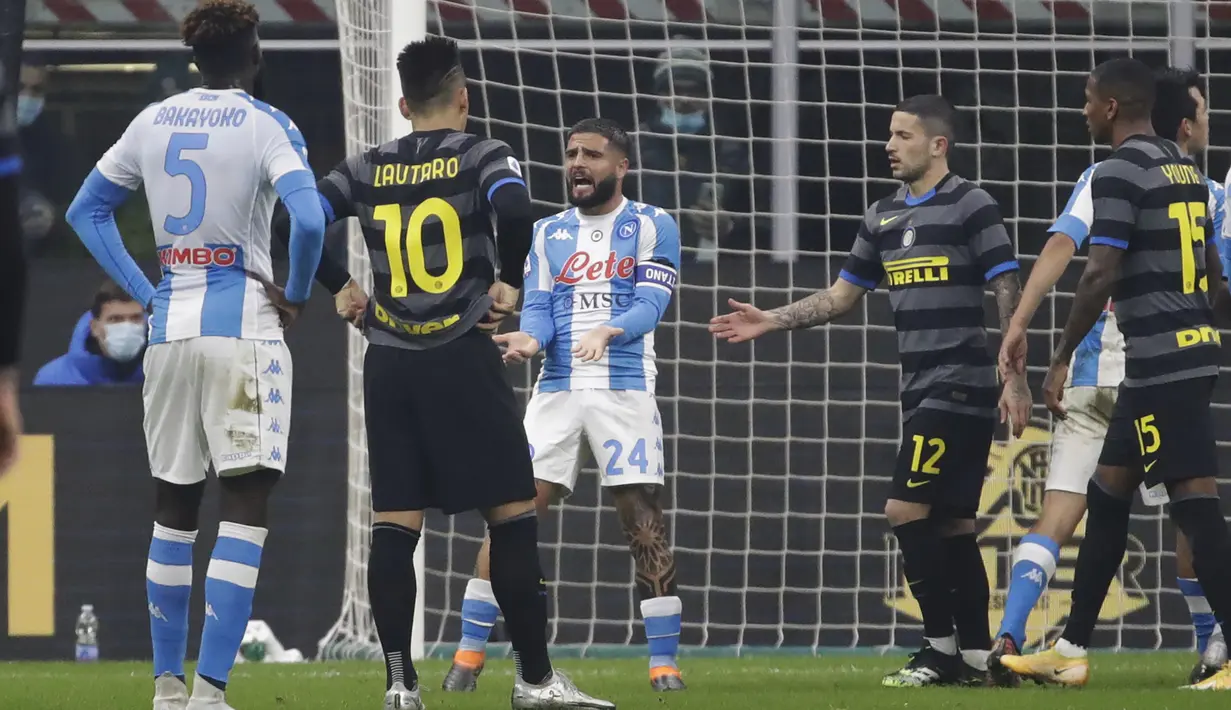 Striker Napoli, Lorenzo Insigne (tengah), tampak tidak puas setelah diganjar kartu merah dalam laga lanjutan Liga Italia 2020/21 Serie A pekan ke-12 di San Siro Stadium, Rabu (16/12/2020). Napoli kalah 0-1 dari Inter. (AP/Luca Bruno)
