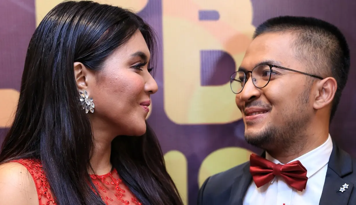 Belum lama ini pasangan kekasih Denada dan Ihsan Tarore dikabarkan menikah secara diam-diam. Kabar itu terlihat dari akun gosip yang menduga keduanya melakukan ijab kabul. (Adrian Putra/Bintang.com)