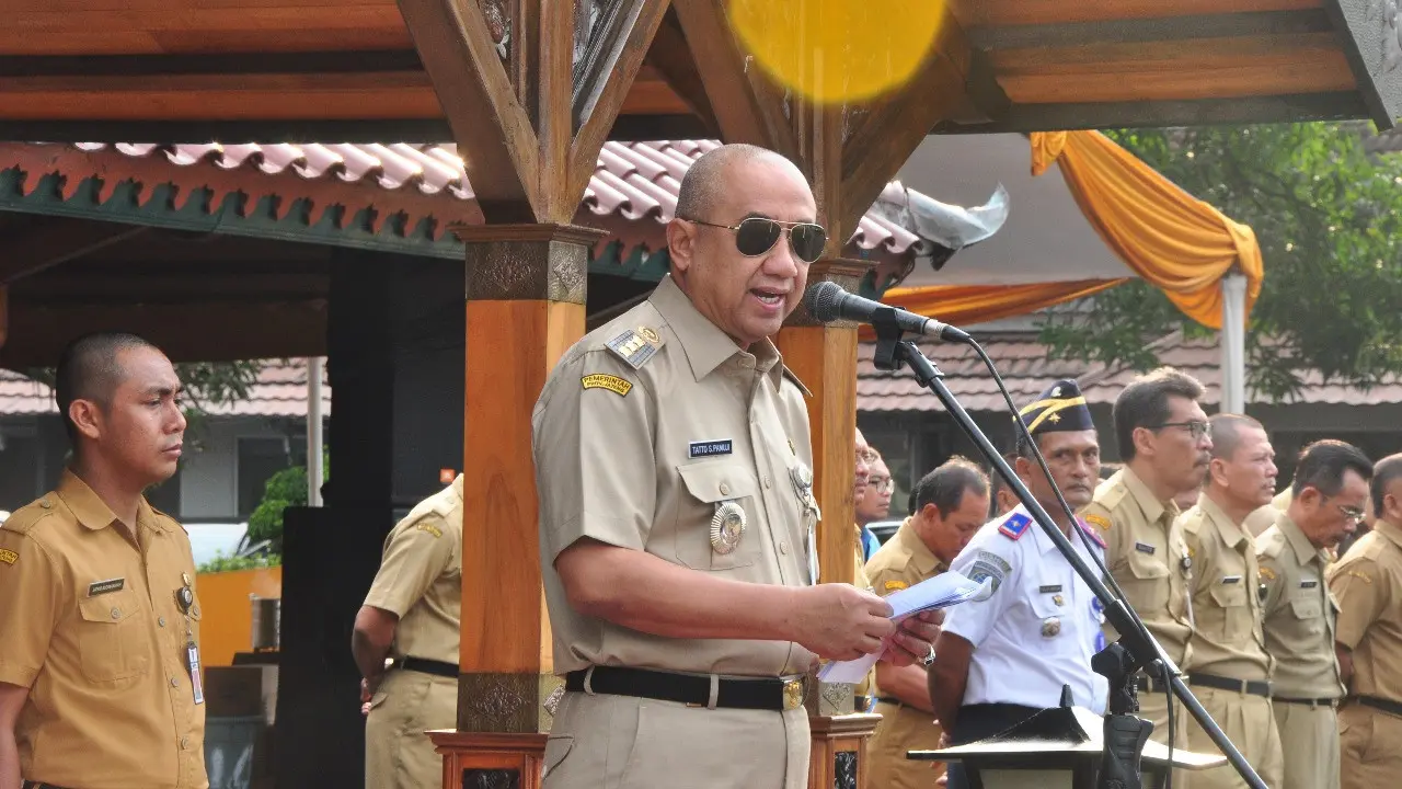 Bupati Cilacap, Tatto Suwarto Pamuji memimpin apel ASN di lingkungan Pemkab Cilacap denga penampilan baru, kepala plontos. (Foto: Liputan6.com/Dinkominfo Cilacap/Muhamad Ridlo)