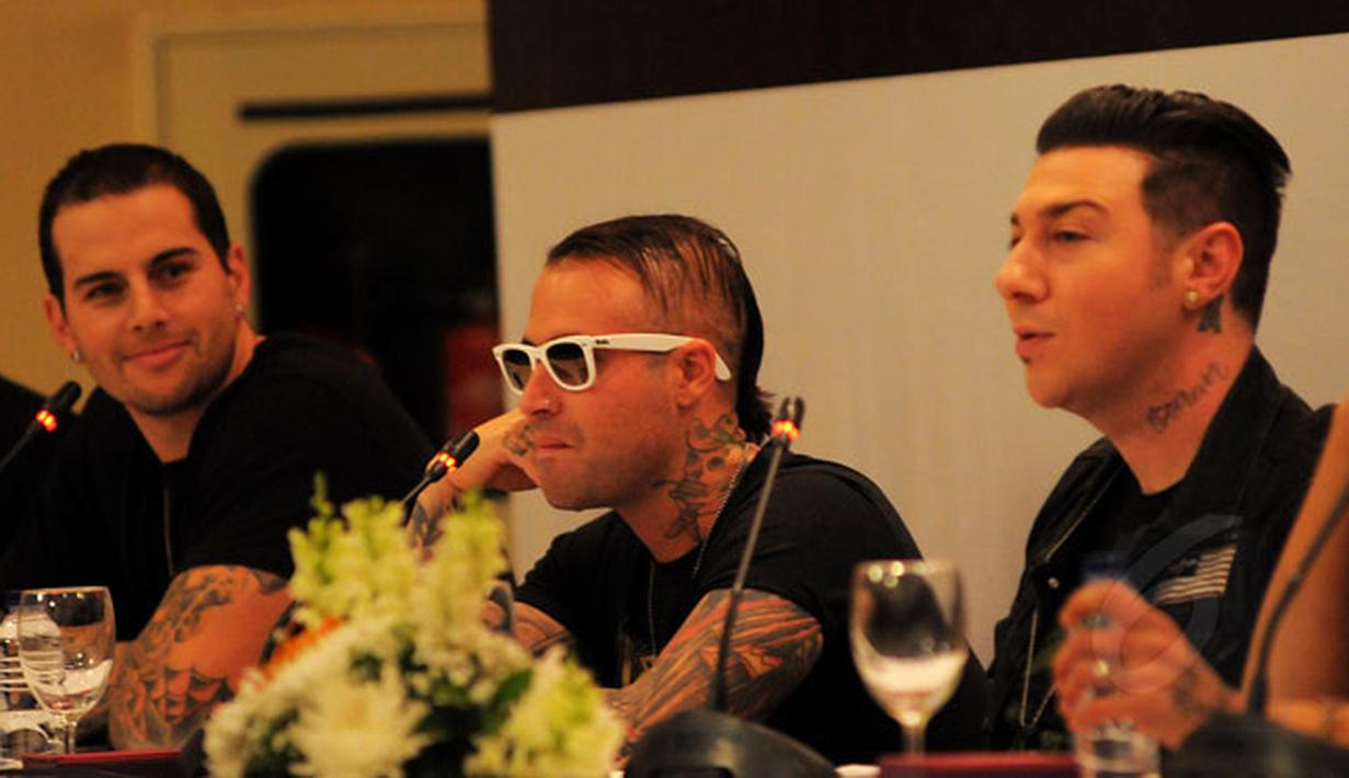 Sejumlah personil grup musik Avenged Sevenfold (A7X) hadir dalam sesi jumpa pers jelang konser Asia Tour 2015 di Jakarta, (17/1/2015). Avenged Sevenfold dijadwalkan beraksi di Parkir Timur Senayan, Jakarta, 18 Januari 2015. (Liputan6.com/Faisal R Syam)