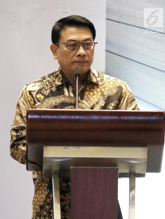 Kepala Staf Kepresidenan, Jendral TNI (Purn) Moeldoko memberi sambutan pada acara penggalangan dana untuk Lombok-Sumbawa dan peluncuran buku TGBNomics di Jakarta, Jumat (14/9). (Liputan6.com/Herman Zakharia)