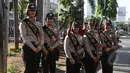 Para anggota Polisi Wanita (Polwan) saat bersiap membagikan bunga di kawasan Slipi, Jakarta, Selasa (21/4/2015). Pembagian bunga ini dalam rangka memperingati hari Kartini.(Liputan6.com/Johan Tallo)