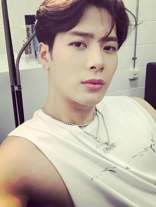 Tak hanya itu, ia tak lupa untuk mengucapkan terima kasih kepada para penggemarnya. Meskipun nanti ada masa-masa berat, akan tetapi ia berjanji bahwa GOT7 dan penggemar akan tetap berdampingan. (Foto: instagram.com/jacksonwang852g7)