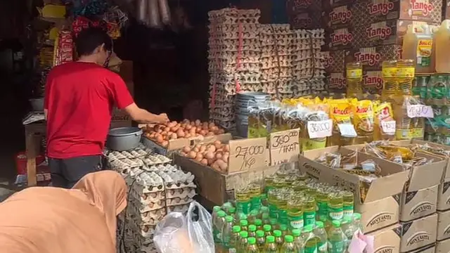 Sejumlah harga sembako di Kota Bekasi mengalami kenaikan jelang Idul Fitri 1446 H, imbas minimnya pasokan akibat banjir dan meningkatnya permintaan. (Liputan6.com/Bam Sinulingga)