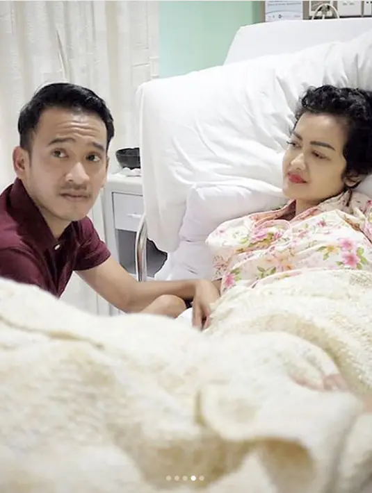 "Kami panggil-panggil, dokter panggil-panggil, 'Jupe, Jupe, bangun yuk, Ayo Jupe bangun yuk,' tapi dia cuma buka mata terus tidur lagi. Tapi kalau pas Ruben datang dia (buka mata), 'Ruben...' gitu, senyum bahagia," lanjut Nia. (Instagram/ruben_onsu)