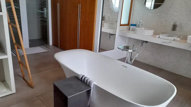 Inspirasi Interior Kamar Mandi Terbuka ala Resor, Serasa Dekat dengan Alam