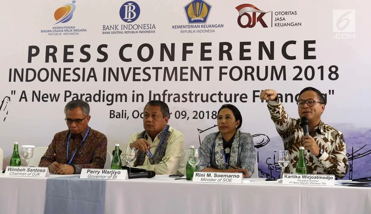 (Kiri ke kanan) Ketua Dewan Komisioner OJK Wimboh Santoso, Gubernur BI Perry Warjiyo, Menteri BUMN Rini Soemarno dan Dirut Bank Mandiri Kartika Wirjoatmodjo saat pembukaan Indonesia Investment Forum 2018 di Bali, Selasa (9/10). (Liputan6.com/Angga Yuniar)
