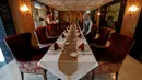 Sejumlah pekerja muslim menyiapkan meja makan di hotel Al Meroz, Bangkok, (29/8). Hotel halal pertama di Thailand itu bertarif antara US$116 hingga US$1.445 per malam atau Rp1,5 juta hingga Rp19 juta. (REUTERS/Chaiwat Subprasom)