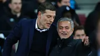 Manajer West Ham United Slaven Bilic (kiri) dan manajer Manchester United Jose Mourinho (kanan). (AFP/Adrian Dennis)