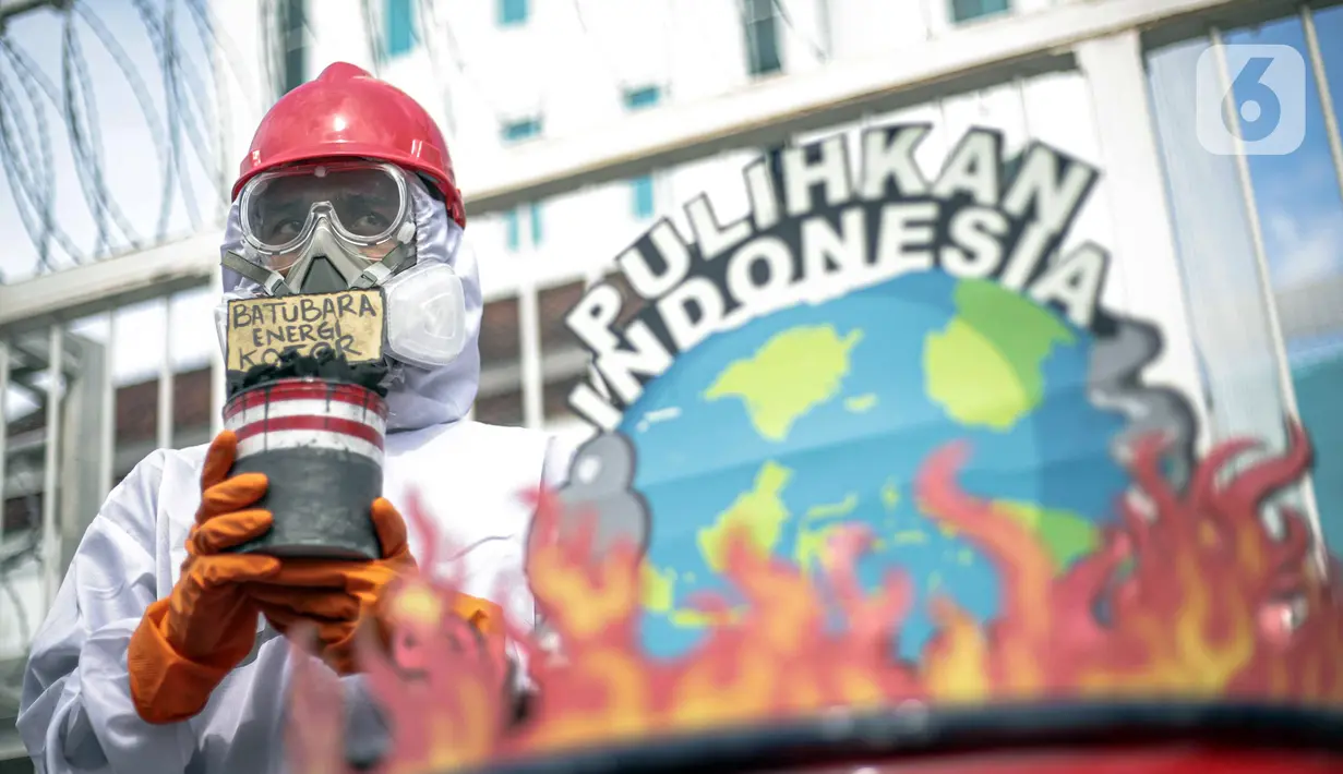 Aktivis Walhi menggelar aksi di depan Gedung ESDM, Jakarta, Jumat (11/12/2020). Dalam aksinya, mereka menuntut agar pemerintah menghentikan pembangunan PLTU Jawa 9 dan 10 serta beralih ke energi terbarukan karena alasan lingkungan. (Liputan6.com/Faizal Fanani)