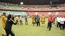 Ketum PSSI, Mochamad Iriawan, menendang bola saat berkunjung ke Stadion Utama Riau, Pekanbaru, Kamis (13/2). Stadion ini menjadi satu dari sebelas stadion yang dinominasikan sebagai tuan rumah Piala Dunia U-20 2021. (Dok PSSI)