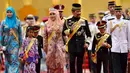 (Ki-ka) Putri Mahkota Brunei Sarah, Putri Ameerah, Ratu Saleha, Sultan Hassanal Bolkiah dan Pangeran Abdul Wakeel meninggalkan ruang perayaan ulang tahun Sultan Hassanal Bolkiah yang ke-69 di Istana Nurul Iman, Sabtu (15/8/2015). (REUTERS/Ahim Rani)