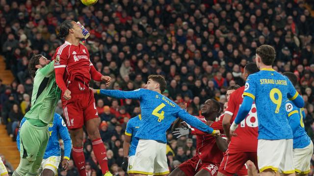 Kapten Liverpool Virgil van Dijk (kedua dari kiri) dan Alisson Becker berusaha menghalau serangan Wolverhampton di pekan ke-18 Liga Inggris 2025/2026 di Anfield, Sabtu (27/12/2025).