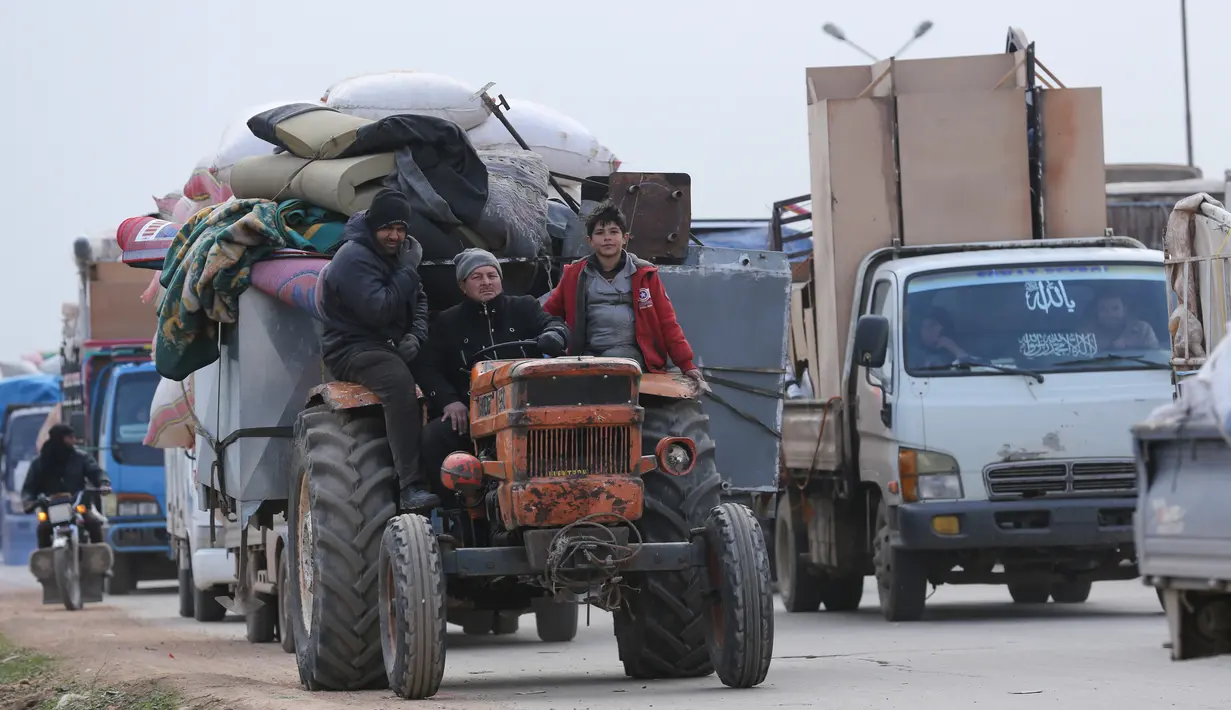Warga melarikan diri menuju perbatasan Turki di Provinsi Idlib, Suriah, Rabu (29/1/2020). Kemajuan serangan pasukan pemerintah Suriah yang didukung Rusia atas Idlib memaksa ratusan ribu warga mengungsi ke tempat lebih aman. (AP Photo/Ghaith Alsayed)