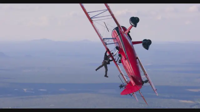 Tom Cruise bergeantungan di pesawat. (Twitter/ chrismcquarrie)