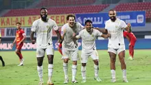 Empat pemain Arema FC berselebrasi setelah berhasil mencetak gol balasan ke gawang Persija Jakarta dalam laga pekan ke-26 BRI Liga 1 2024/2025 di Stadion Patriot Candrabhaga, Bekasi, Minggu (9/3/2025) malam WIB. (Bola.com/Abdul Aziz)