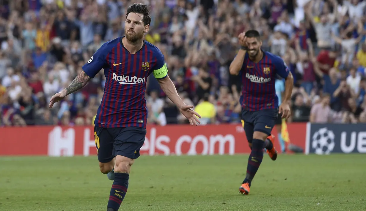 Gelandang Barcelona, Lionel Messi, merayakan gol yang dicetaknya ke gawang PSV Eindhoven pada laga Liga Champions di Stadion Camp Nou, Barcelona, Selasa (18/9/2018). Barcelona menang 4-0 atas PSV. (AFP/Josep Lago)