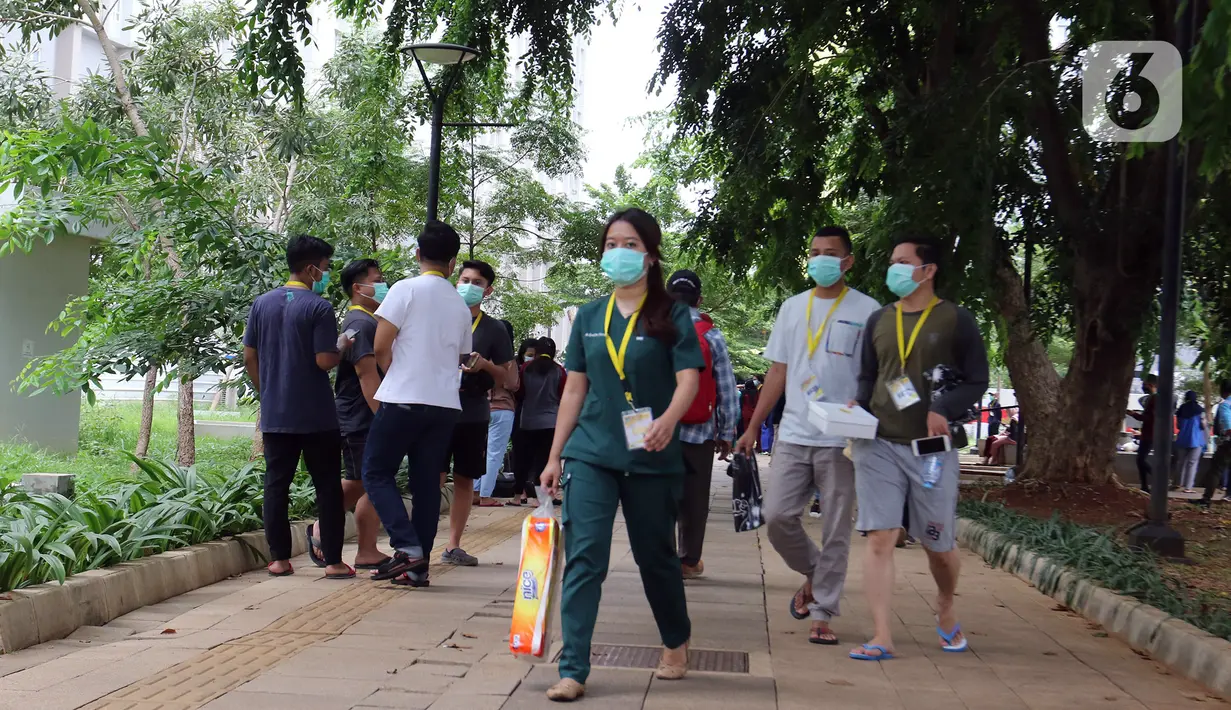 Tenaga kesehatan dan nonkesehatan saat peringatan Hari Kesehatan Nasional ke-56 di RSD Wisma Atlet, Jakarta, Kamis (12/11/2020). Aksi tersebut sebagai bentuk penghargaan kepada tenaga kesehatan yang berjuang menghadapi pandemi COVID-19. (Liputan6.com/Herman Zakharia)