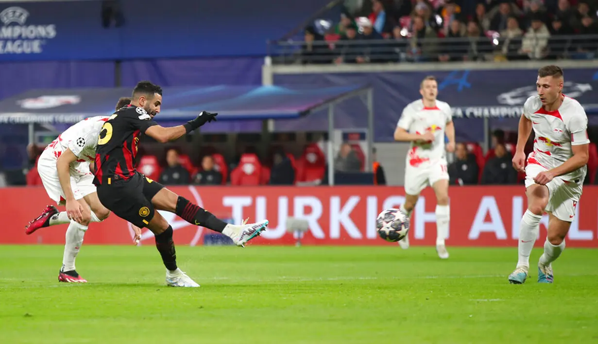 Pemain Manchester City Riyad Mahrez mencetak gol ke gawang RB Leipzig pada pertandingan sepak bola leg pertama babak 16 Liga Champions di Leipzig, Jerman, 22 Februari 2023. Pertandingan berakhir imbang 1-1. (AP Photo/Andreas Gora)