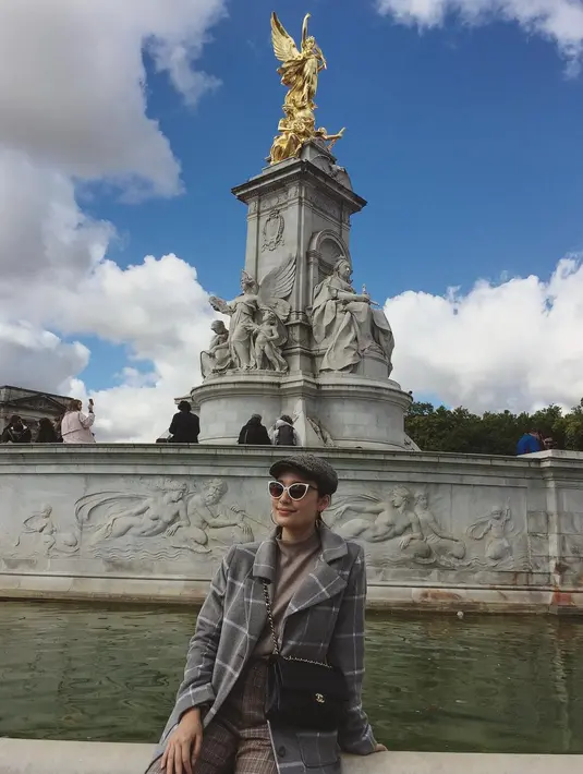 Menjadi model membuat wanita cantik yang satu ini bisa berkeliling dunia. Menggunakan blazer kotak-kotak dan topi baret bewarna coklat, Tatjana sedang menikmati suasana London. (Liputan6.com/IG/tatjanasaphira)