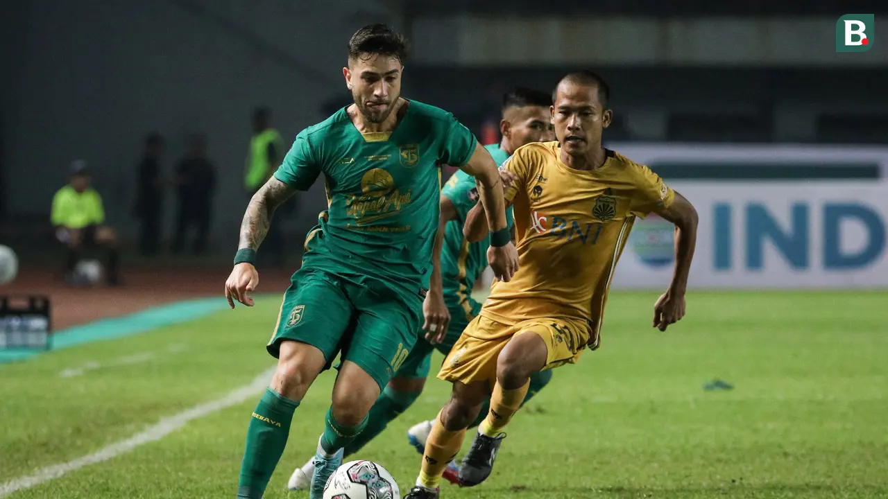 Foto: Aksi Pemain Persebaya saat Bermain Imbang Melawan Bhayangkara FC di Grup C Piala Presiden 2022