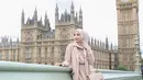 Zaskia Sungkar berpose di depan Big Ben, bangunan terkenal di London. (via instagram/@zaskiasungkar15)