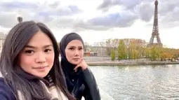 Mulan Jameela berpose bersama dengan Tiarani Savitri, berlatar belakang menara Eiffel saat keduanya berada di Paris. (Foto: Instagram/@mulanjameela1)