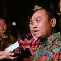 Masih seputar pesta pernikahan Kahiyang Ayu dan Bobby Nasution, terutama soal tamu undangan yang datang dari berbagai kalangan. Selain pejabat dan selebriti, dari kalangan pelawak juga hadir, salah satunya Azis Gagap. (Adrian Putra/Bintang.com)