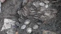 Dengan menggunakan detektor logam, sejarawan amatir itu menemukan tumpukan koin perak Romawi berusia 2.000 tahun.