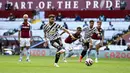 Pemain Manchester United Bruno Fernandes mencetak gol ke gawang Aston Villa pada pertandingan Liga Inggris di Villa Park, Birmingham, Inggris, Minggu (9/5/2021). Manchester United menang 3-1. (Shaun Botterill/Pool via AP)