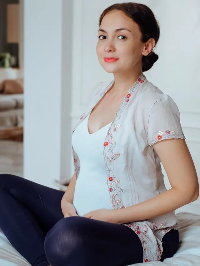 Hamil 7 Bulan, Ini 7 Potret Terbaru Rianti Cartwright Pamer Baby Bump