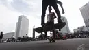 Beberapa remaja bermain skateboard saat hari bebas kendaraan (car free day) di kawasan Bundaran HI Jakarta, Minggu (14/12/2015). (Liputan6.com/Faizal Fanani)