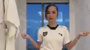 <p>Kamari juga tampil dengan Jersey putih sambil membawa tas Chanel hitam. Rambut blondenya pun menggemaskan dengan gaya rambut ponytail dan poni depannya. [@jennifercoppenreal20]</p>