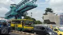 Kendaraan melintasi proyek jalur layang Mass Rapid Transit (MRT) di Kawasan Lebak Bulus, Jakarta Selatan, (15/5). Pembangunan MRT dipercepat agar dapat terintergrasi dengan pembangunan kereta ringan (Light Rail Transit). (Liputan6.com/Helmi Afandi)
