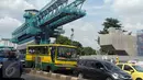 Kendaraan melintasi proyek jalur layang Mass Rapid Transit (MRT) di Kawasan Lebak Bulus, Jakarta Selatan, (15/5). Pembangunan MRT dipercepat agar dapat terintergrasi dengan pembangunan kereta ringan (Light Rail Transit). (Liputan6.com/Helmi Afandi)