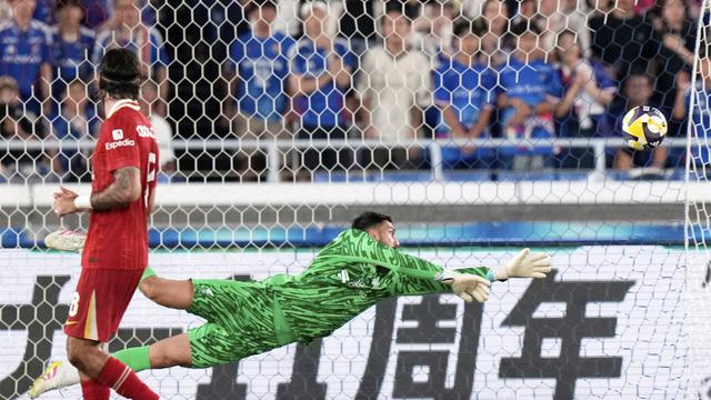 Giorgi Mamardashvili melakukan penyelamatan di laga Yokohama F. Marinos vs Liverpool di laga uji coba pramusim bertajuk J.LEAGUE World Challenge 2025 di Nissan Stadium, Yokohama, Jepang, Rabu (30/07/2025). (AP Photo/Eugene Hoshiko).