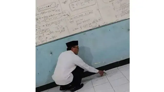 6 Kelakuan Guru Matematika saat Mengajar Ini Bikin Senyum