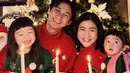 Felicya Angelista tampil kompak dengan suaminya, mengenakan sweater turtle neck warna merah dengan gambar nuansa Natal. [@felicyangelista_]